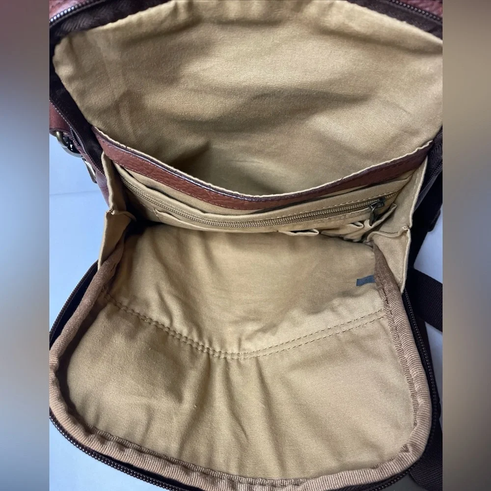 Duluth Trading Co Lifetime Leather Travel Bag Multi Zip Pocket Crossbody Brown